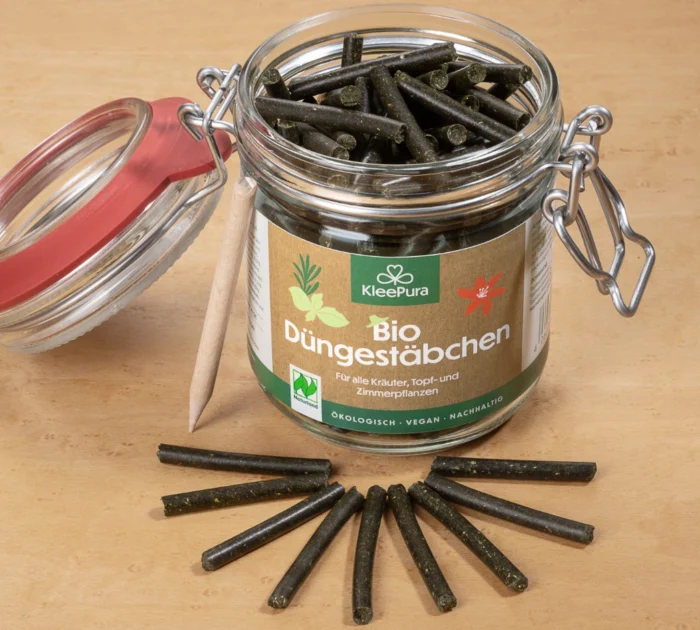 KleePura Bio-Düngestäbchen im Bügelglas Bild Anwendungsaufnahme